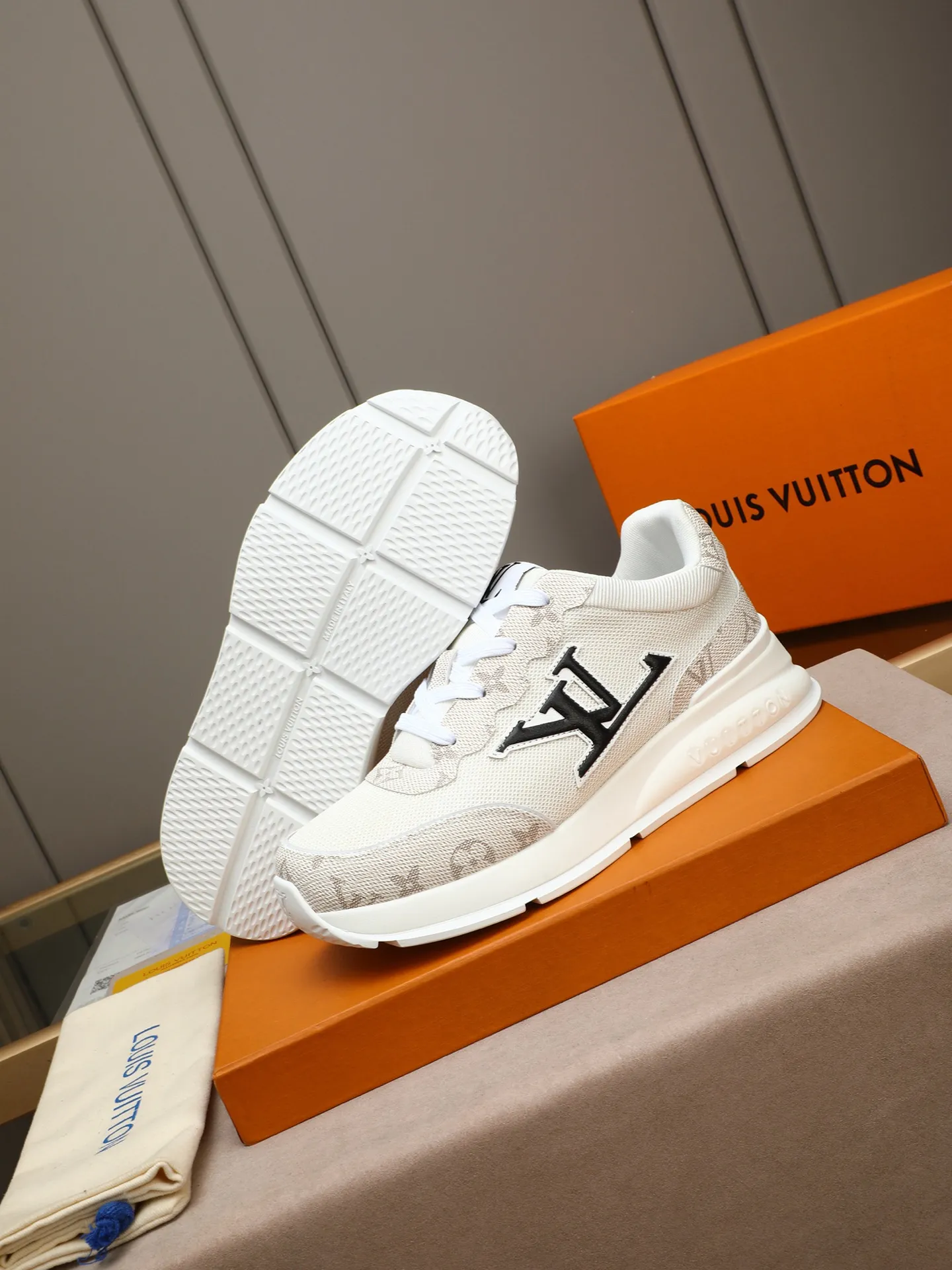 Men's shoes 💰460 Brand: LOUIS VUITTON Louis Vuitton LV Size: 38 39 40 41 42 43 44 (45 customized) Fabric: original cowhide cowhide 🔸Inside of: mesh 🔺Sole: counter foam outsole